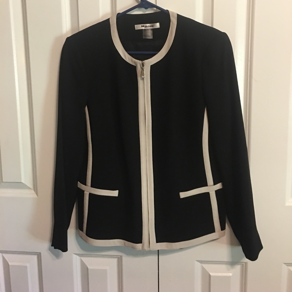 Petite jacket . Nygard brand . Slimming cut .